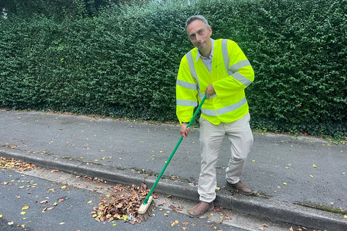 Mike Ross cleaning Hull's streets