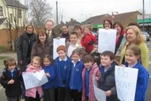 Parlimentary Candidate Stephen Robinson; second from left, back row, and Councillor Jude Deakin with concerned parents from Kings Road Primary School